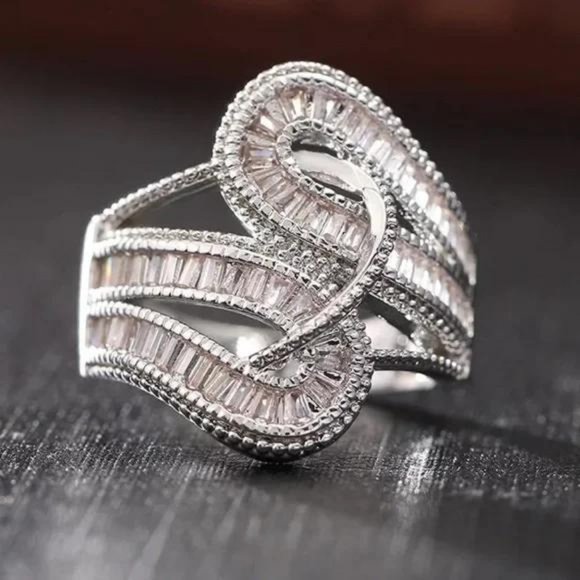 Jewelry - STERLING SILVER DIAMOND RING, CUTE RING, SHINY RING.